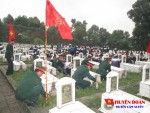 Đoàn trường THPT Cẩm Xuyên tổ chức xây dựng công trình thanh niên “Gắn hệ thống bình hoa trên phần mộ các anh hùng liệt sỹ”