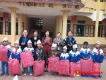 Đoàn trường THPT Cẩm Bình tặng quà tình nguyện mùa đông cho các em học sinh trường Tiểu học Cẩm Thạch