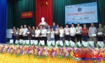 Huyện đoàn Cẩm Xuyên phối hợp tặng quà cho gia đình, học sinh khó khăn năm 2016.