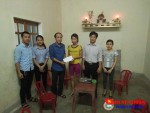 Chi đoàn cơ quan UBND huyện đến thăm hỏi, trao tiền ủng hộ cho gia đình em Lê Văn Mạnh.