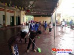 Đoàn viên, thanh niên tình nguyện giúp đỡ nhân dân khắc phục hậu quả lũ lụt.