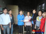 Đoàn xã Cẩm Yên tổ chức thăm hỏi, tặng quà cho học sinh có hoàn cảnh khó khăn.