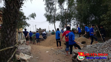 Đoàn xã Cẩm Dương phối hợp ra quân làm đường giao thông nông thôn xây dựng Nông thôn mới