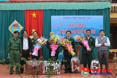 Đoàn Trường THPT Hà Huy Tập phối hợp tổ chức chương trình ngoại khóa “Hát mãi khúc quân hành”.