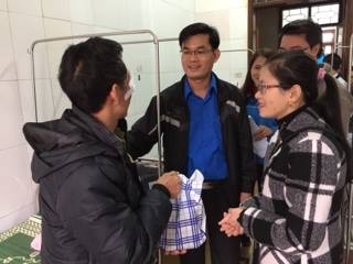 Tuổi trẻ Cẩm Xuyên tổ chức thăm hỏi, động viên và tặng quà cho các bệnh nhân nghèo đang điều trị tại bệnh viện Đa khoa huyện.