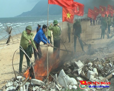 Hơn 1.000 Đoàn viên thanh niên Cẩm Xuyên ra quân làm vệ sinh môi trường Biển