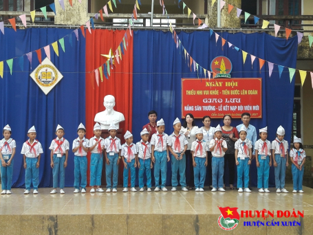 Liên đội trường Tiểu học Cẩm Lĩnh tổ chức ngày hội “Thiếu nhi vui khỏe – tiến bước lên Đoàn”.