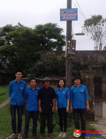 Đoàn xã Cẩm Quan xây dựng Công trình đoạn đường Thanh niên thắp sắng làng quê.