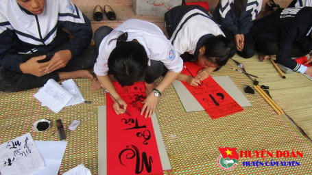 Gìn giữ nét văn hóa Việt của Đoàn trường THPT Cẩm Bình qua Hội thi viết Thư pháp