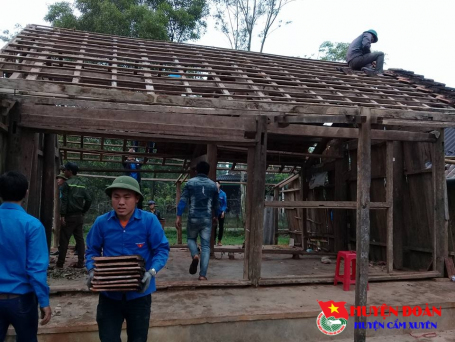 Đoàn xã Cẩm Thạch giúp dân xóa bỏ nhà tạm, xây dựng nhà mới theo tiêu chí Nông thôn mới.