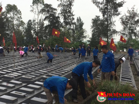 Đoàn xã Cẩm Thăng tổ chức làm vệ sinh môi trường và lễ giỗ nhân Tết Thanh minh tại các phần mộ vô danh.