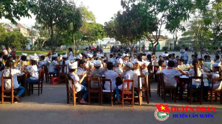 Liên đội Trường Tiểu học Cẩm Thăng từng bừng trong ngày sách Việt Nam