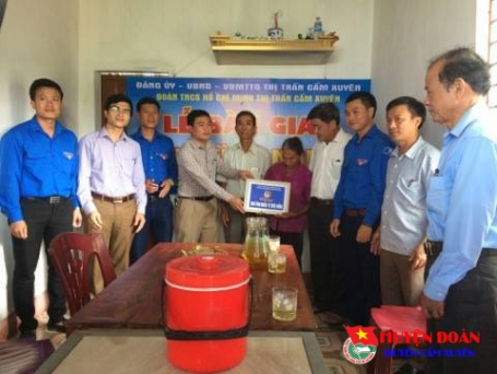 Đoàn thanh niên Thị Trấn Cẩm Xuyên tổ chức Lễ bàn giao nhà tình thương cho bà Trần Thị Hợi.