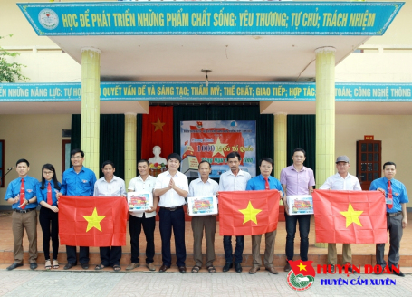 Đoàn trường THPT Cẩm Bình tổ chức Tổng kết chương trình “1000 lá cờ Tổ quốc tặng Ngư dân Hà...