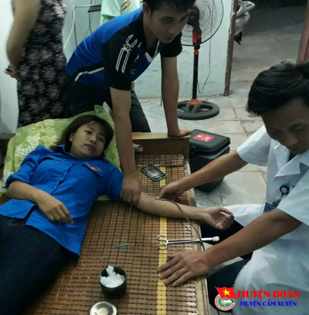 Thành viên CLB Ngân hàng máu sống huyện Cẩm Xuyên trực tiếp hiến máu cứu người