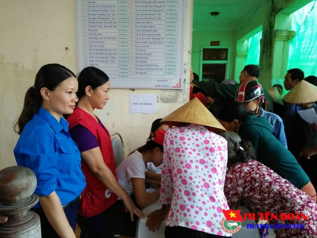 Chi đoàn Trung tâm Y tế dự phòng, Hội thầy thuốc trẻ phối hợp tổ chức khám, tư vấn, cấp phát thuôc miễn phí cho gia đình chính sách tại xã Cẩm Dương