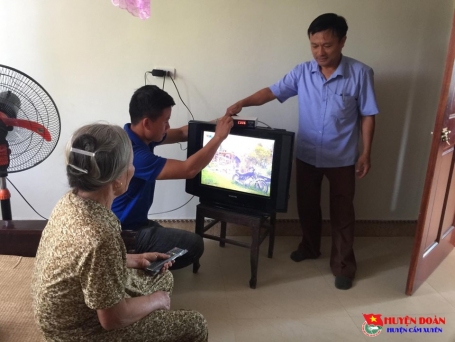 Tuổi trẻ Cẩm Xuyên tình nguyện lắp đặt Truyền hình số cho gia đình hộ nghèo, cận nghèo trên địa bàn huyện Cẩm Xuyên.