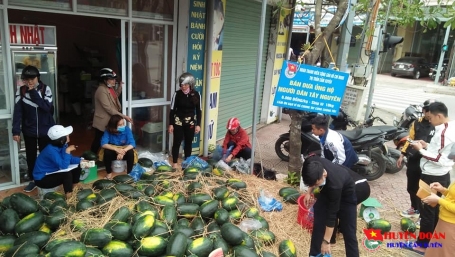 Đoàn thanh niên thị trấn Cẩm Xuyên "Giải cứu" dưa hấu giúp bà con đồng bào Tây Nguyên