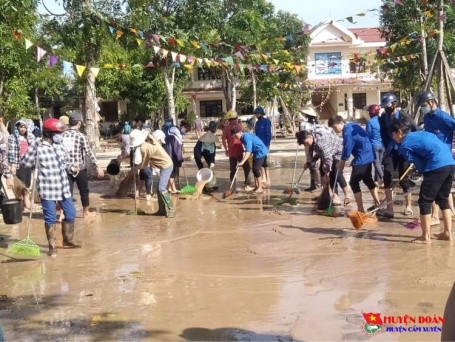 Tuổi trẻ Cẩm Xuyên giúp đỡ nhân dân khắc phục hậu quả mưa lũ