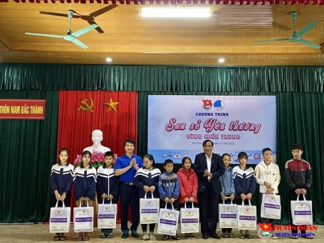 Chương trình "San sẻ yêu thương cùng miền Trung" đến với nhân dân và các em thiếu nhi huyện Cẩm Xuyên