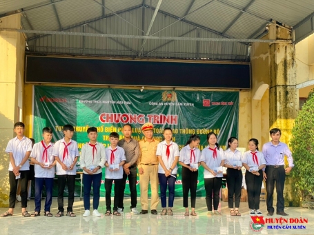THCS Nguyễn Hữu Thái: Tổ chức tuyển truyền pháp luật ATGT và trao tặng quà cho cac em học sinh thiệt hai do mưa lũ