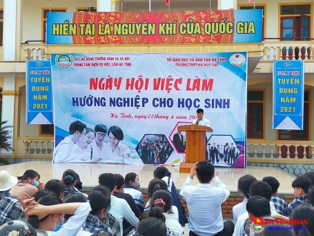 Trường THPT Hà Huy Tập tổ chức ngày hội việc làm và tư vấn hướng nghiệp