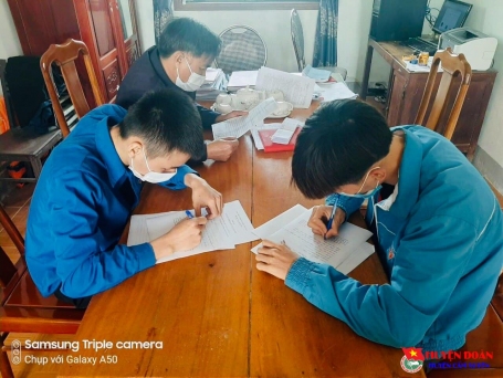 Đoàn viên thanh niên Cẩm Xuyên  xung phong viết đơn tình nguyện lên đường nhập ngũ