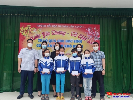 Các Liên đội tổ chức trao quà cho các em học sinh khó khăn nhân dịp Tết Nguyên Đán Nhâm Dần năm 2022