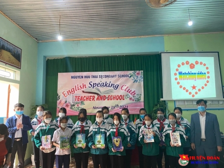 Liên đội trường THCS Nguyễn Hữu Thái tổ chức CLB Tiếng anh với chủ đề “Teacher and shool”