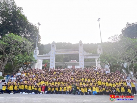 Liên đội Trường Tiểu học Cẩm Lĩnh tổ chức hành hương về các địa chỉ đỏ