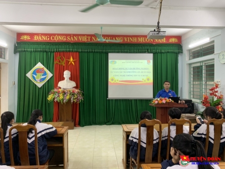 Đoàn trường THPT Hà Huy Tập tổ chức chương trình Tư vấn hướng nghiệp cho ĐVTN khối 12