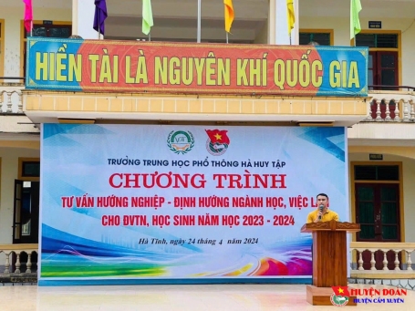 Đoàn trường THPT Hà Huy Tập tổ chức tư vấn hướng nghiệp và hướng dẫn học sinh khối 12 làm hồ sơ dự thi tốt nghiệp năm 2024.