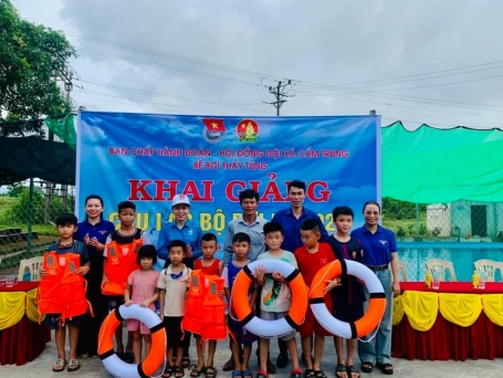 CẨM XUYÊN: TỔ CHỨC KHAI GIẢNG CÂU LẠC BỘ BƠI CHO THIẾU NIÊN NHI ĐỒNG TRONG DỊP HÈ