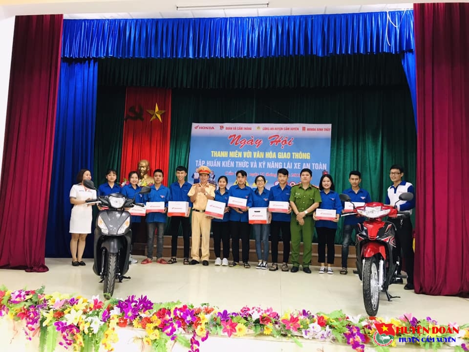 Đoàn xã Cẩm Thăng tổ chức thành công diễn đàn "Tuyên truyền ký cam kết thanh niên nói không với ma túy và tệ nạn xã hội", thực hành kỹ năng lái xe an toàn