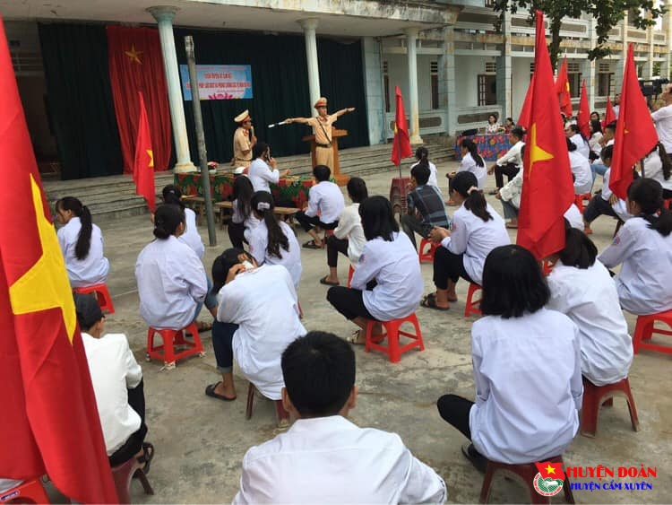 Đoàn trường THPT Phan Đình Giót  và Trung tâm GDNN-GDTX tổ chức tuyên truyền giáo dục, nâng cao kỹ năng tham giao giao thông cho đoàn viên thanh niên