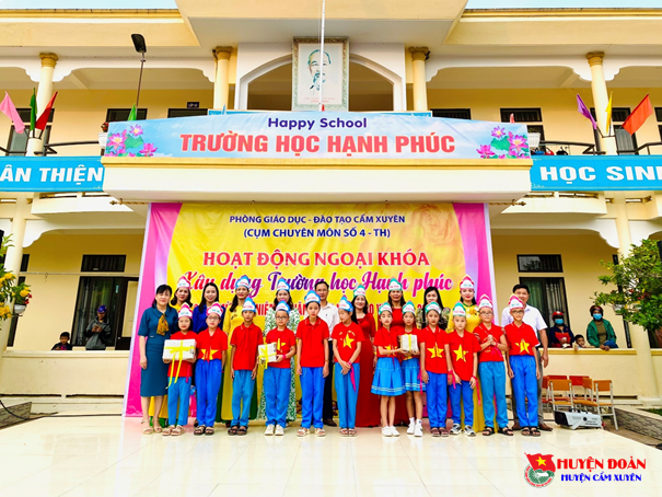 Trường Tiểu học Cẩm Quang tổ chức thành công ngoại khóa "Trường em là trường học hạnh phúc"
